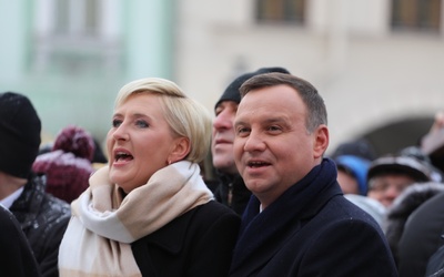 Prezydent Andrzej Duda z małżonką zaśpiewali kolędy na cieszyńskim rynku