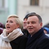 Prezydent Andrzej Duda z małżonką zaśpiewali kolędy na cieszyńskim rynku