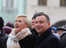 Prezydent Andrzej Duda z małżonką zaśpiewali kolędy na cieszyńskim rynku