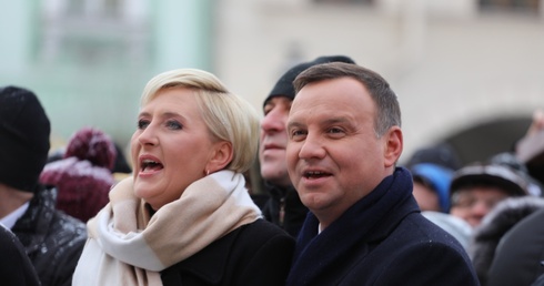 Prezydent Andrzej Duda z małżonką zaśpiewali kolędy na cieszyńskim rynku