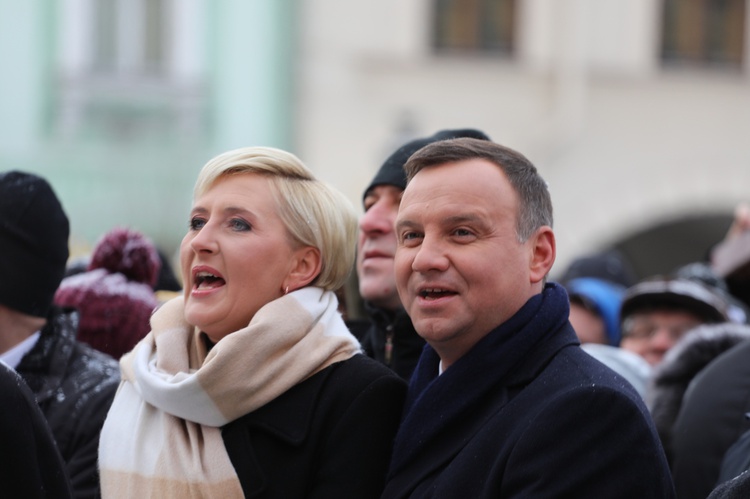 Prezydent Andrzej Duda z małżonką zaśpiewali kolędy na cieszyńskim rynku