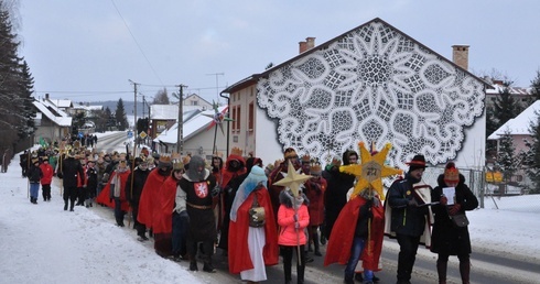 Orszak Trzech Króli idzie główną ulicą Bobowej