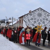 Orszak Trzech Króli idzie główną ulicą Bobowej