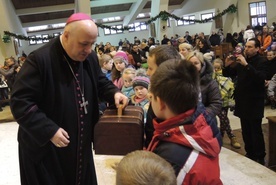 Bp Piotr Greger wręczył kuferki z niespodziankami młodym "Odkrywcom skarbów"