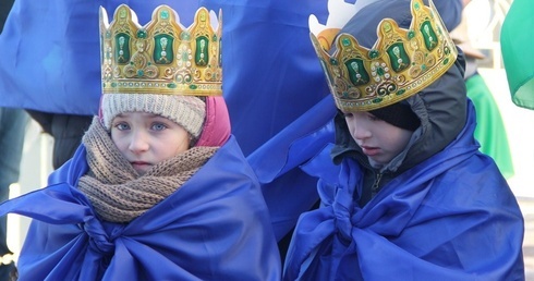 Przy tak mroźnej pogodzie obok korony ważne było ciepłe ubranie