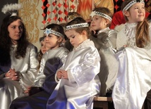 Dzieci, młodzież i dorośli występują raz na scenie w Skoczowie