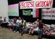 Troje głodujących zawiesza protest. Prośba do ministra Błaszczaka