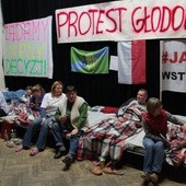 Troje głodujących zawiesza protest. Prośba do ministra Błaszczaka