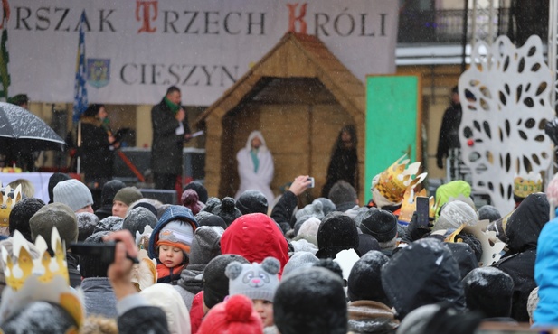 Przed stajenką na cieszyńskim rynku zebrały się tłumy