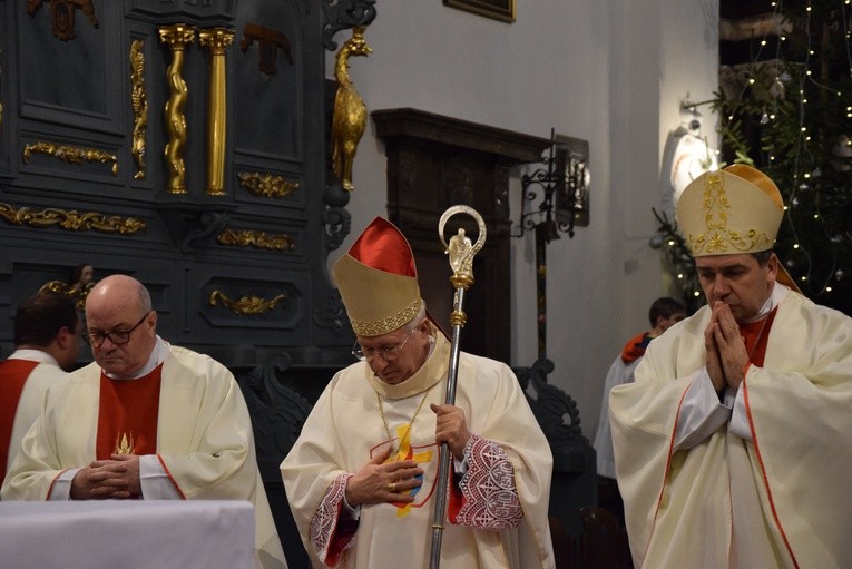 Najpierw na Eucharystii, a potem na opłatku spotkali się wolontariusze ŚDM z łowickimi biskupami i koordynatorami