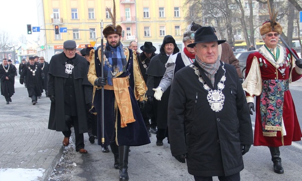 Andrzej Kuta, prezes Izby Rzemieślniczej Małej i Średniej Przedsiębiorczości w Tarnowie, prowadzi przedsiębiorców i rzemieślników na dalszą część spotkania