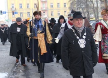 Andrzej Kuta, prezes Izby Rzemieślniczej Małej i Średniej Przedsiębiorczości w Tarnowie, prowadzi przedsiębiorców i rzemieślników na dalszą część spotkania