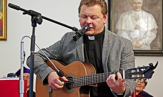 – Bardzo lubię, gdy ludzie śpiewają o czymś, co jest dla nich istotne, wypowiadają to, co mają w sercu – mówi ks. Bartłomiej Kot.