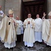 Po Mszy biskupi na schodach katedry pobłogosławili uczestników katowickiego Orszaku Trzech Króli.