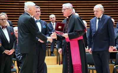 Abp Wiktor Skworc odbiera diamentowy laur z rąk Jerzego Buzka. Obok prezes RIG Tadeusz Donocik, wiceprezydent Katowic Waldemar Bojarun i prof. Marian Zembala.