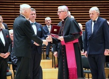 Abp Wiktor Skworc odbiera diamentowy laur z rąk Jerzego Buzka. Obok prezes RIG Tadeusz Donocik, wiceprezydent Katowic Waldemar Bojarun i prof. Marian Zembala.