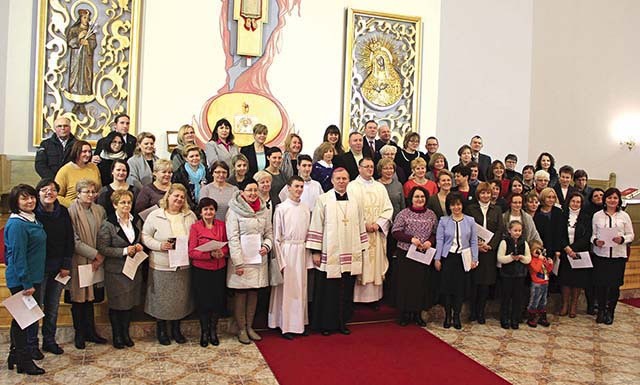 Bp Piotr Turzyński  i ks. Sławomir Adamczyk z doradcami życia rodzinnego po wręczeniu misji kanonicznych.