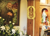 W domu generalnym Zgromadzenia Sióstr Służek NMP Niepokalanej w Mariówce bp Tomasik przewodniczył Mszy św. rozpoczynającej obchody 100. rocznicy śmierci błogosławionego.