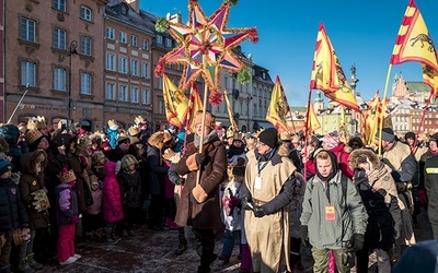 Mimo siarczystego mrozu warszawiacy tłumnie poszli  za gwiazdą betlejemską.