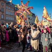 Mimo siarczystego mrozu warszawiacy tłumnie poszli  za gwiazdą betlejemską.