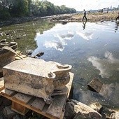 Wisła odkrywa także swoje skarby. Latem 2015 r. niski stan wody odsłonił wiele zabytków z potopu szwedzkiego.