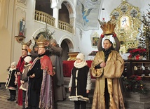 Do roli Trzech Mędrców zaproszono Piotra Kanzego, wójta gminy, ks. Jerzego Trinczka oraz Artura Gorażdżę, członka rady parafialnej.
