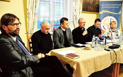 Uczestnicy konferencji prasowej zapowiadającej międzynarodowy kongres ekumeniczny.