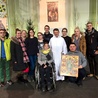 Część grupy z diecezji gliwickiej w Rydze z bratem Markiem i ks. Damianem Trojanem, trzymającym ikonę Miłosierdzia.