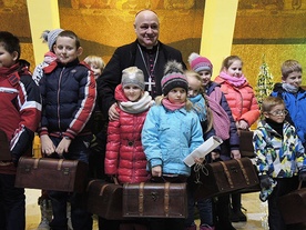 ▲	Biskup Piotr Greger z małymi uczestnikami Rorat, którzy pojadą do Niepokalanowa.