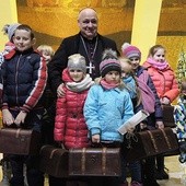 ▲	Biskup Piotr Greger z małymi uczestnikami Rorat, którzy pojadą do Niepokalanowa.