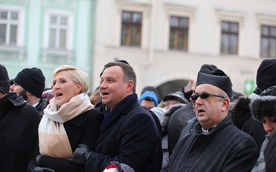 ▲	W cieszyńskim orszaku uczestniczyła para prezydencka.  Obok – ks. Jacek Gracz, proboszcz parafii św. Marii Magdaleny.