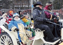 ▼	Bielscy Królowie podczas orszaku jechali  z Aleksandrowic  na Rynek bryczką. 