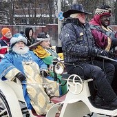 ▼	Bielscy Królowie podczas orszaku jechali  z Aleksandrowic  na Rynek bryczką. 