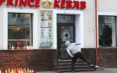 Bar Prince Kebab, przed którym w noc sylwestrową zginął ugodzony nożem 21-letni mieszkaniec Ełku. Przed lokalem dochodzi do zamieszek. 
1.01.2017. Ełk