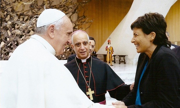 Jan Paweł II mianował Chiarę Amirante konsultorem Papieskiej Rady ds. Duszpasterstwa Migrantów,  a Benedykt XVI  – konsultorem Papieskiej Rady ds. Promocji Nowej Ewangelizacji. Franciszek szykuje dla niej kolejne zadania.