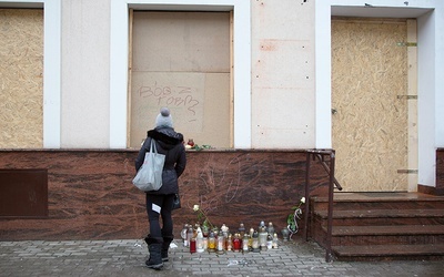 Mieszkańcy Ełku zatrzymują się w miejscu, gdzie od ciosu nożem zginął Daniel.