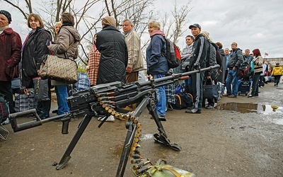 Piesze przejście w rejonie Stanicy Ługańskiej.  Aby dostać się  na Ukrainę, trzeba czekać w ogromnych kolejkach.