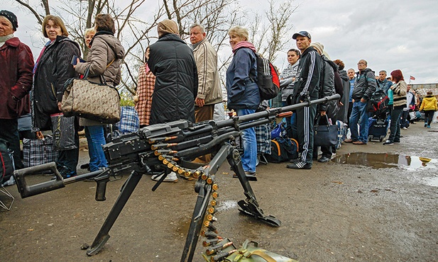 Piesze przejście w rejonie Stanicy Ługańskiej.  Aby dostać się  na Ukrainę, trzeba czekać w ogromnych kolejkach.