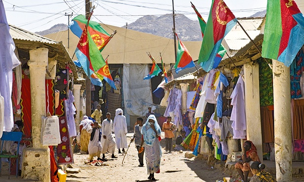 Erytrea jest jednym z najmłodszych, najbiedniejszych i najbardziej zacofanych państw świata. Obowiązuje ścisły system kontroli mieszkańców, który sprawia, że ludzie żyją tu w ogromnym strachu.