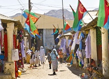 Erytrea jest jednym z najmłodszych, najbiedniejszych i najbardziej zacofanych państw świata. Obowiązuje ścisły system kontroli mieszkańców, który sprawia, że ludzie żyją tu w ogromnym strachu.