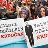 „Erdoğan – nie jesteś sam” – taki napis widnieje na transparentach zwolenników prezydenta Turcji.