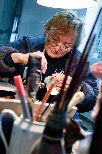 Ręczne zdobienie porcelany wymaga dużej precyzji i cierpliwości.