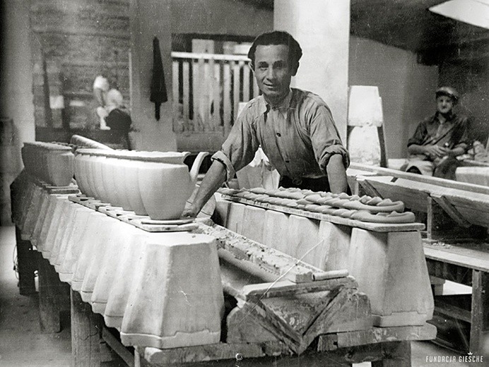 Wystawa historycznych zdjęć daje wyobrażenie o czasach, kiedy zakład pracował pełną parą.