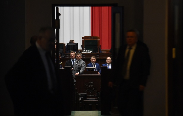 Blokada Sejmu: Czy posłowie PO łamią kodeks karny?