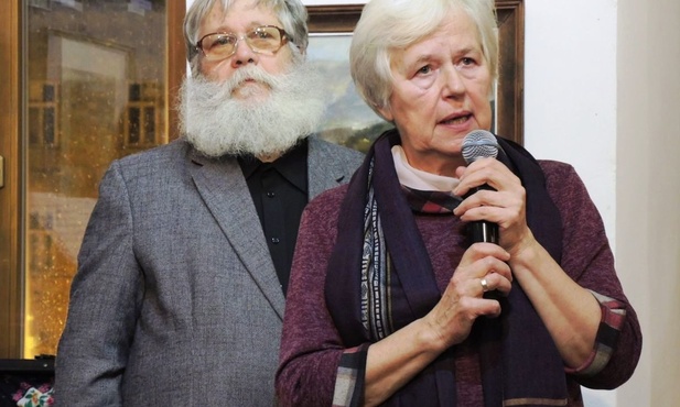 Urszula i Wacław Sobierajowie podczas wernisażu rodzinnej wystawy