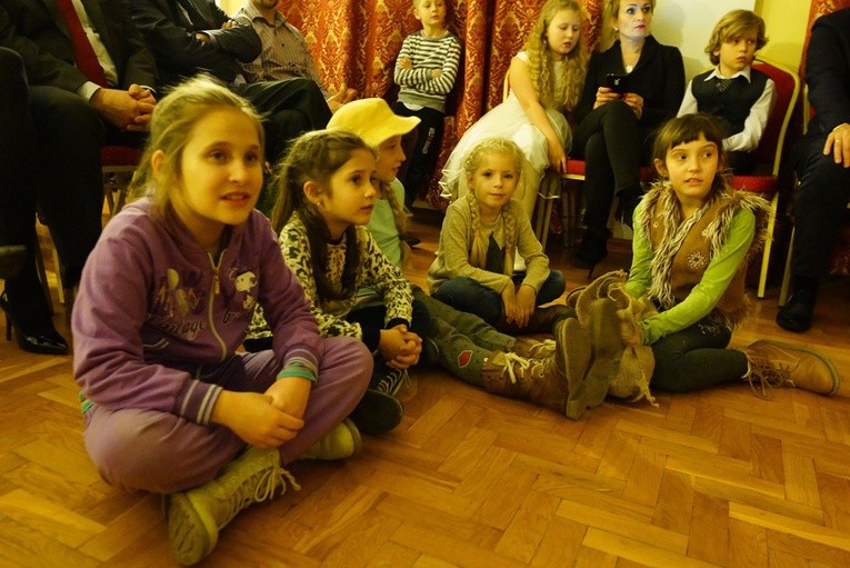 Podopieczni Domu Dziecka kolędują z Anną Wyszkoni