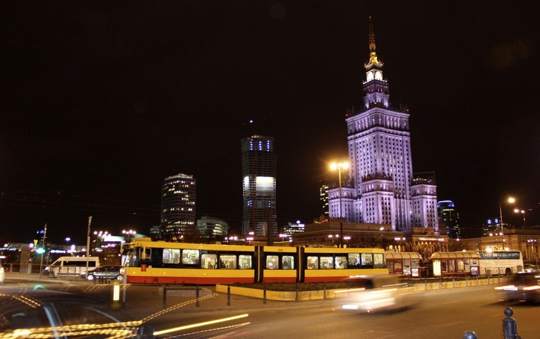 Około godz. 20 na pl. Defilad planowany jest pokaz sztucznych ogni