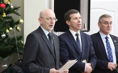 Życzenia wszystkim przybyłym złożył prezes DIAK senator Andrzej Kamiński (pierwszy z lewej)