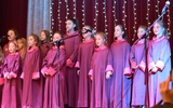 Schola "Dzieci św. Mikołaja" ze Świebodzic na scenie festiwalowej