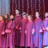 Schola "Dzieci św. Mikołaja" ze Świebodzic na scenie festiwalowej